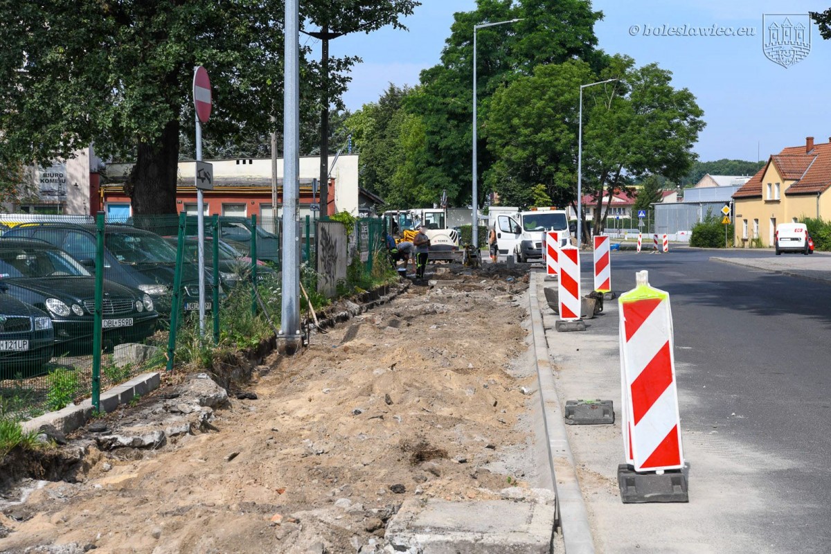 Prace przy pl. Piastowskim i ulicy Orlej w Bolesławcu
