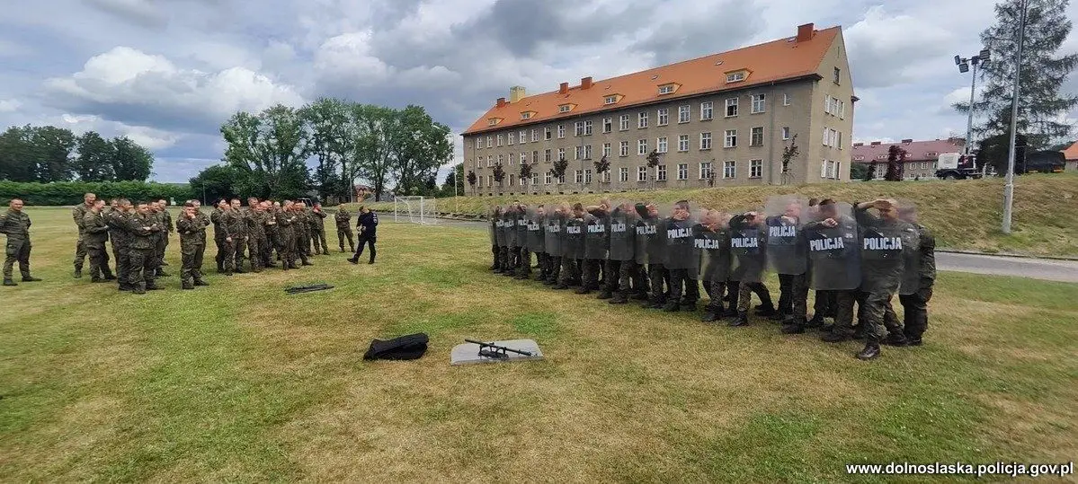 Legniccy policjanci szkolą żołnierzy z Bolesławca