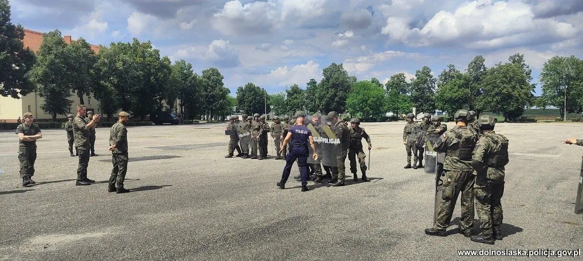 Легницькі поліцейські навчають військовослужбовців із Болеславця