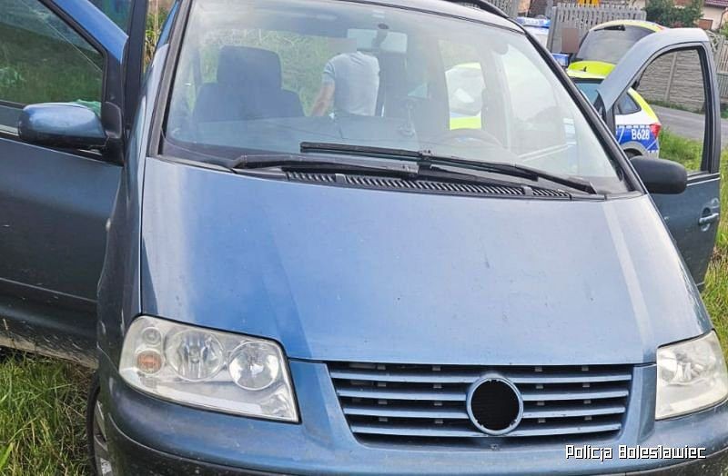 Auto poszukiwanego i radiowóz