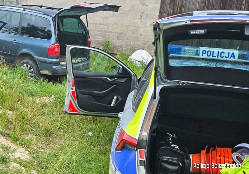 Auto poszukiwanego i radiowóz