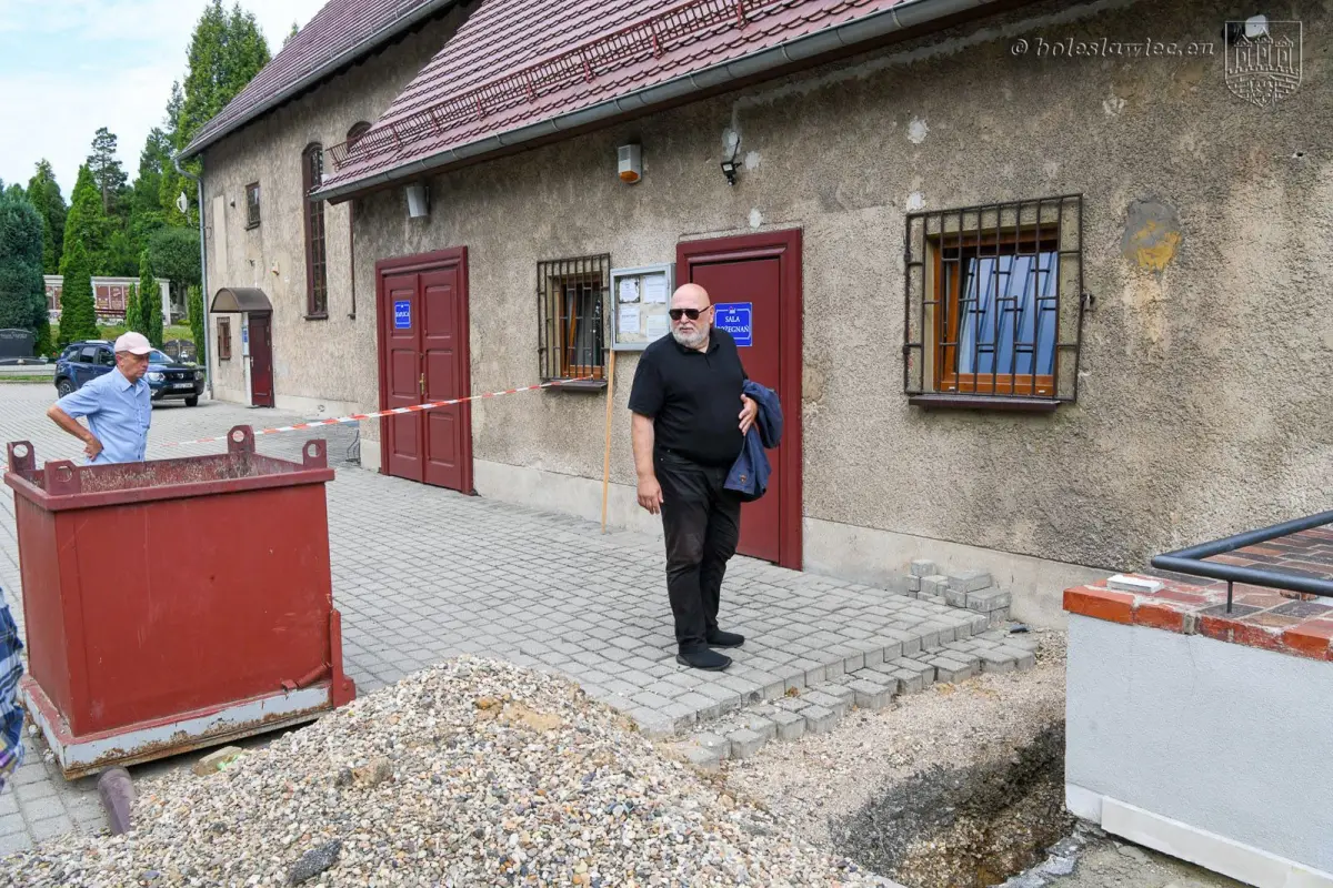 Prace przy budowie toalety na cmentarzu