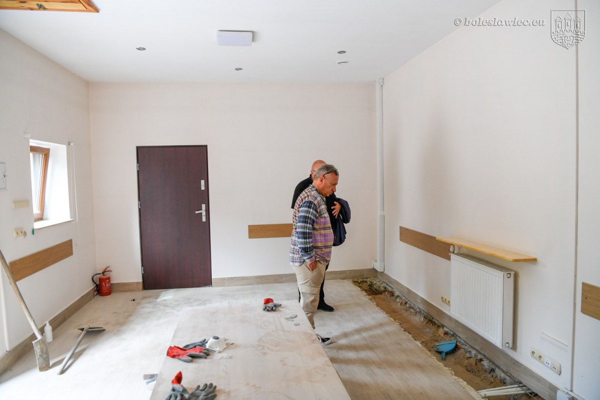 Prace przy budowie toalety na cmentarzu