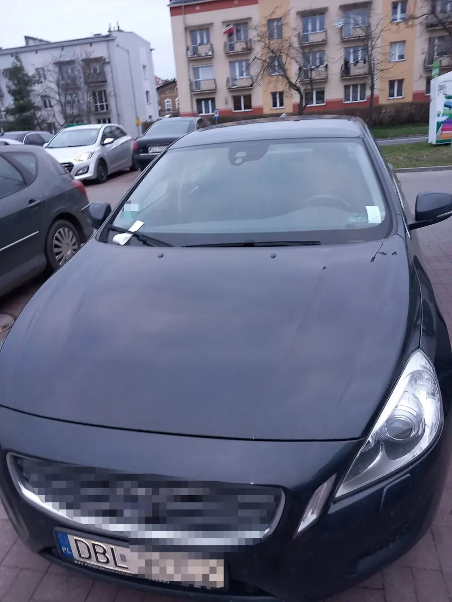Auto na parkingu