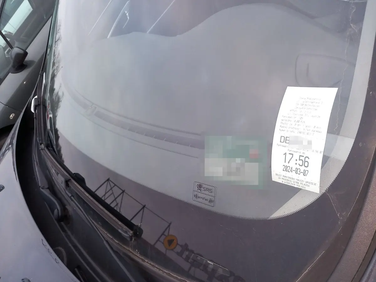 Auto na parkingu
