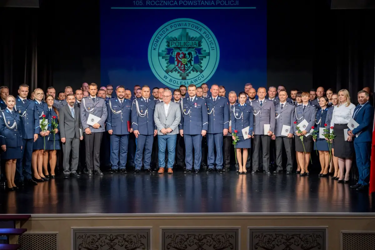 Awanse i nagrody pieniężne dla policjantek i policjantów z komendy w Bolesławcu