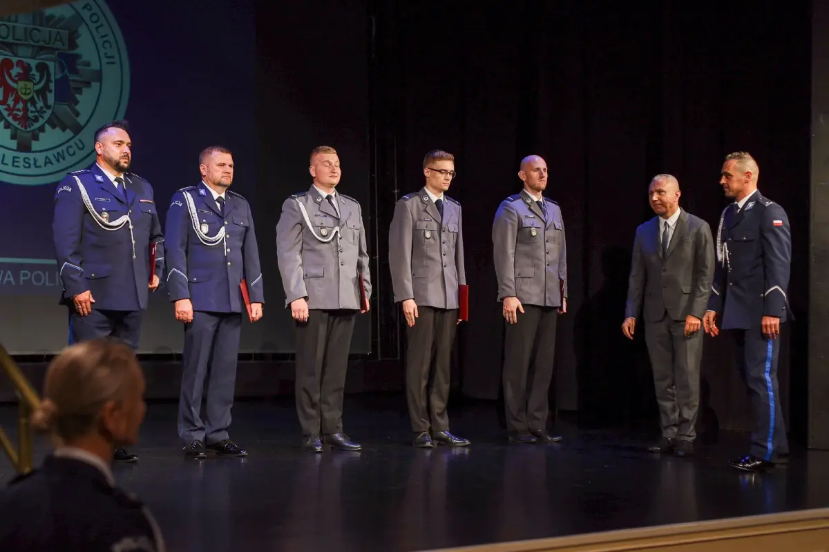 Awanse i nagrody pieniężne dla policjantek i policjantów z komendy w Bolesławcu