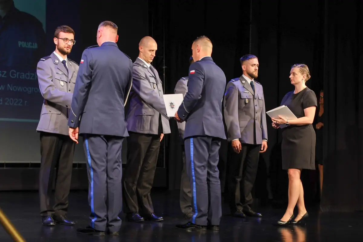 Awanse i nagrody pieniężne dla policjantek i policjantów z komendy w Bolesławcu