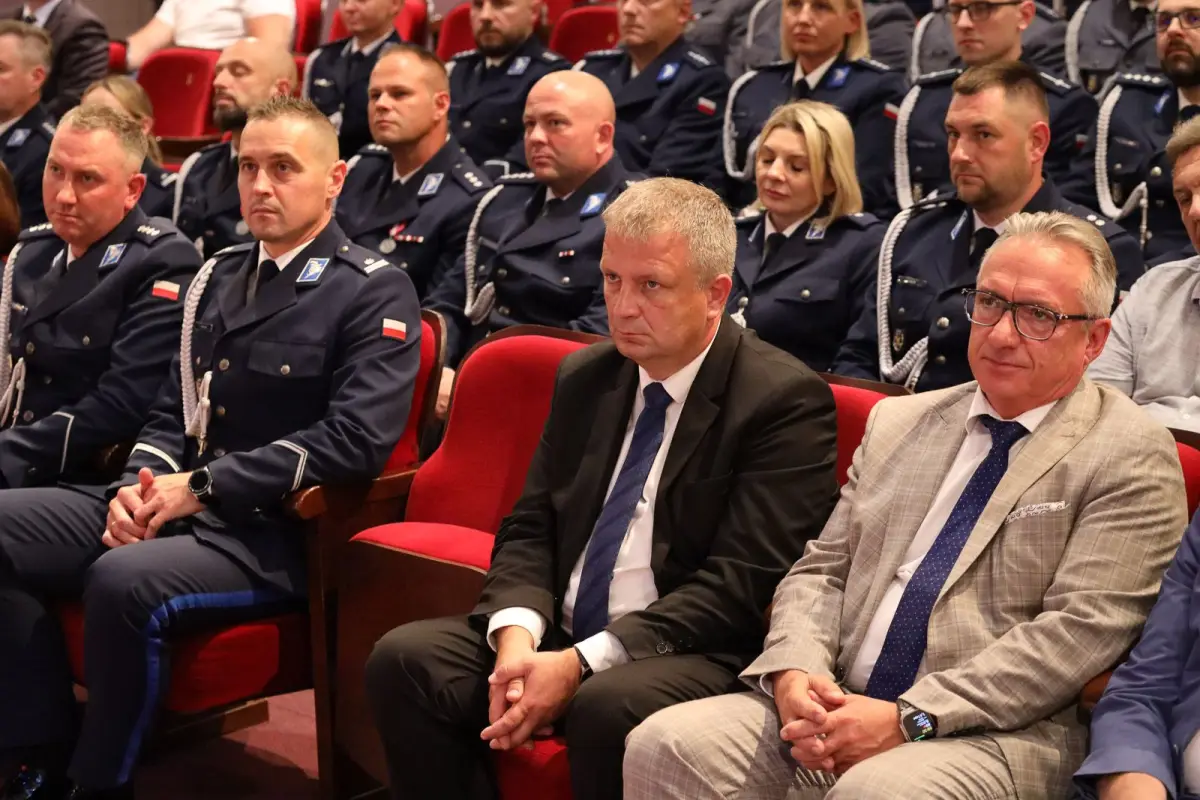 Awanse i nagrody pieniężne dla policjantek i policjantów z komendy w Bolesławcu