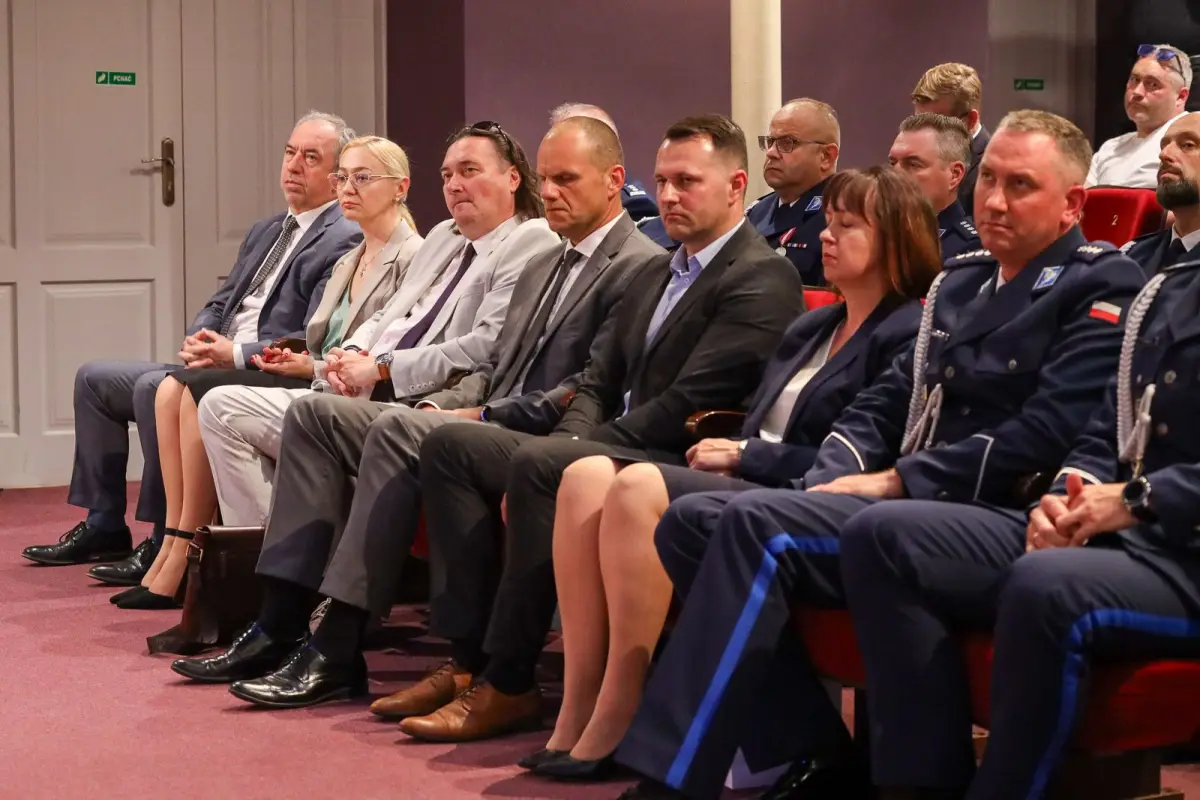 Awanse i nagrody pieniężne dla policjantek i policjantów z komendy w Bolesławcu