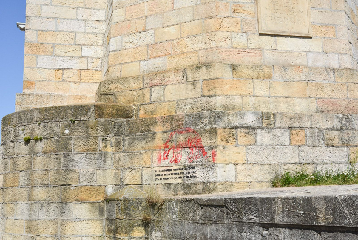 Pseudograffiti na wiadukcie