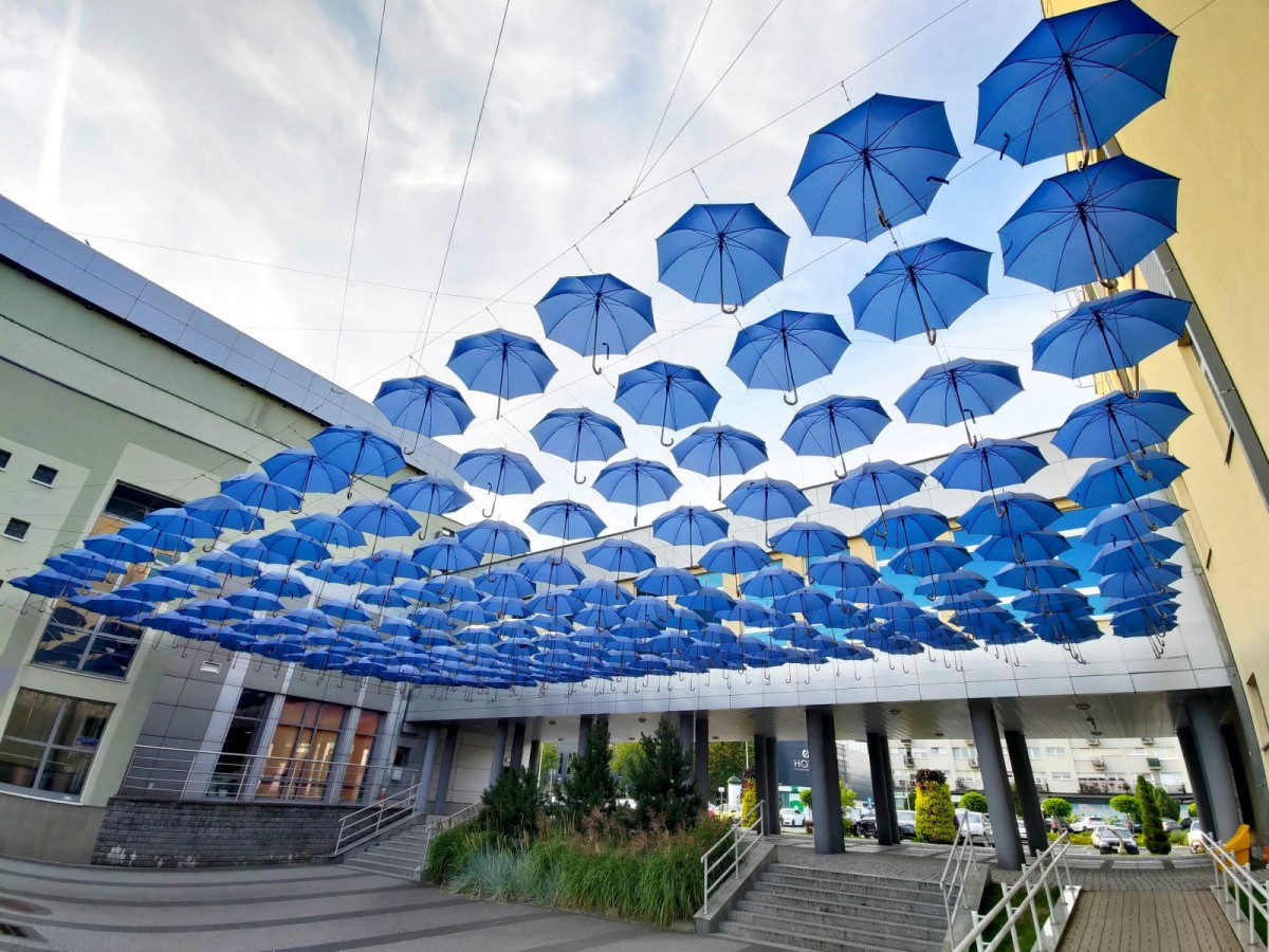 Parasole - dekoracja przy BOK-MCC