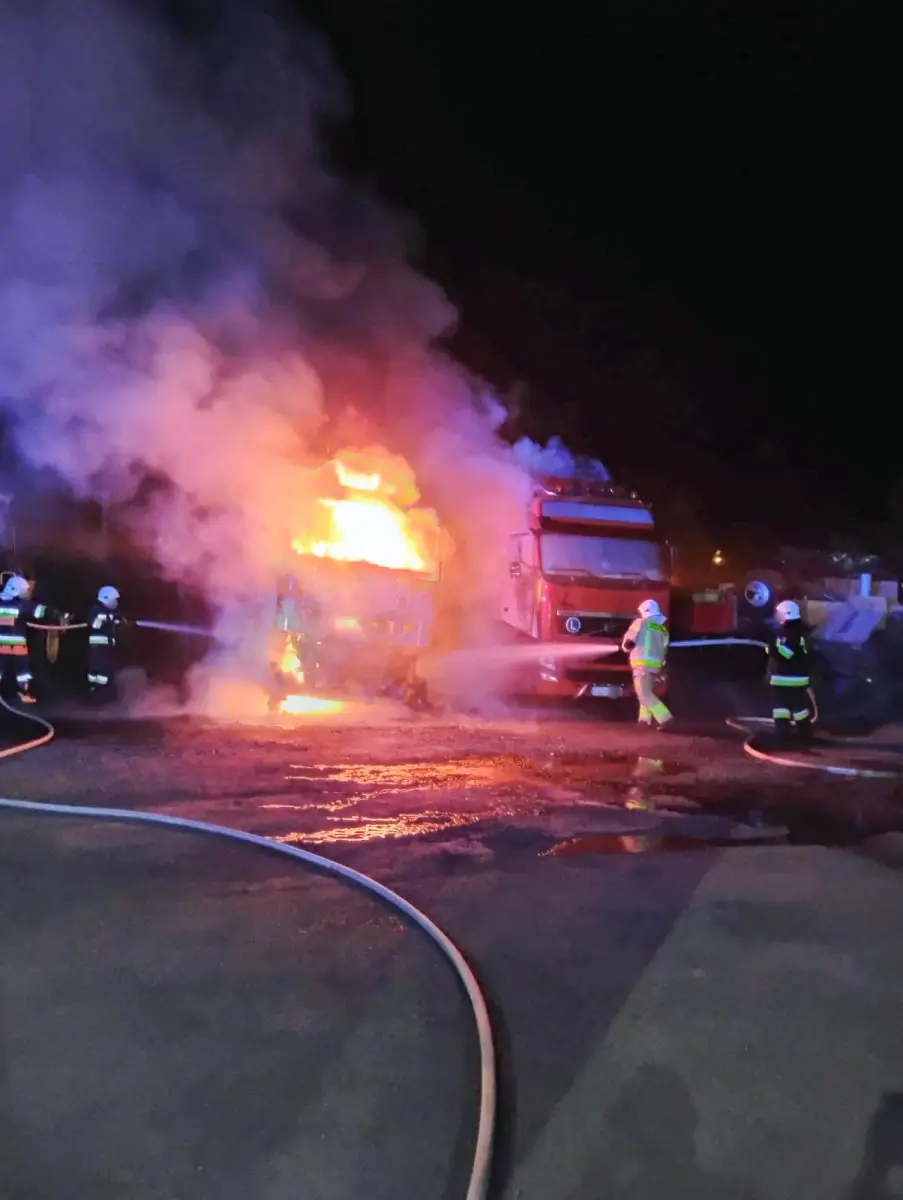 Nocny pożar ciężarówek