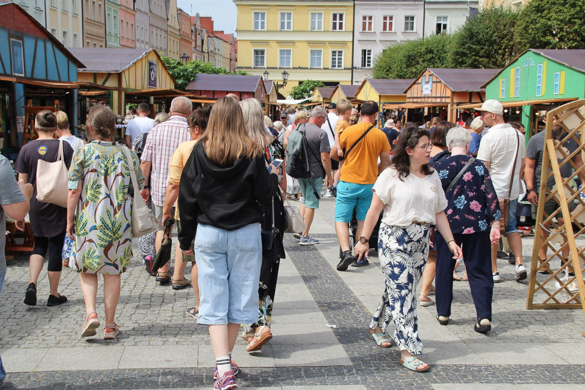Coraz więcej ludzi na targach ceramicznych. Zobacz zdjęcia z czwartku