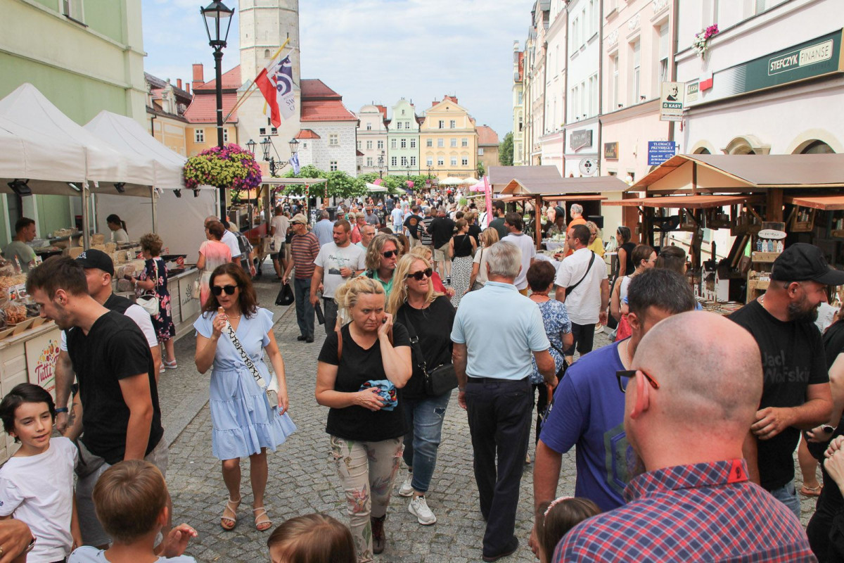Coraz więcej ludzi na targach ceramicznych. Zobacz zdjęcia z czwartku