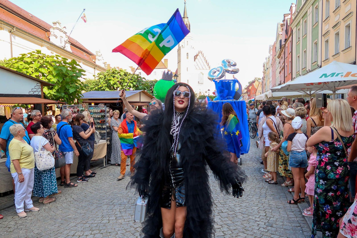 Drugi Marsz Równości w Bolesławcu podczas Święta Ceramiki