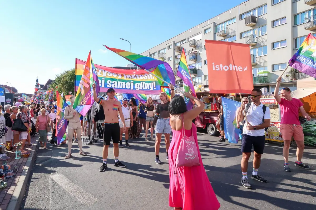 Drugi Marsz Równości w Bolesławcu podczas Święta Ceramiki