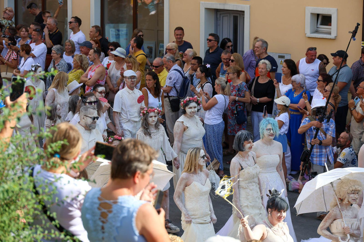 Parada glinianych ludzi podczas Święta Ceramiki