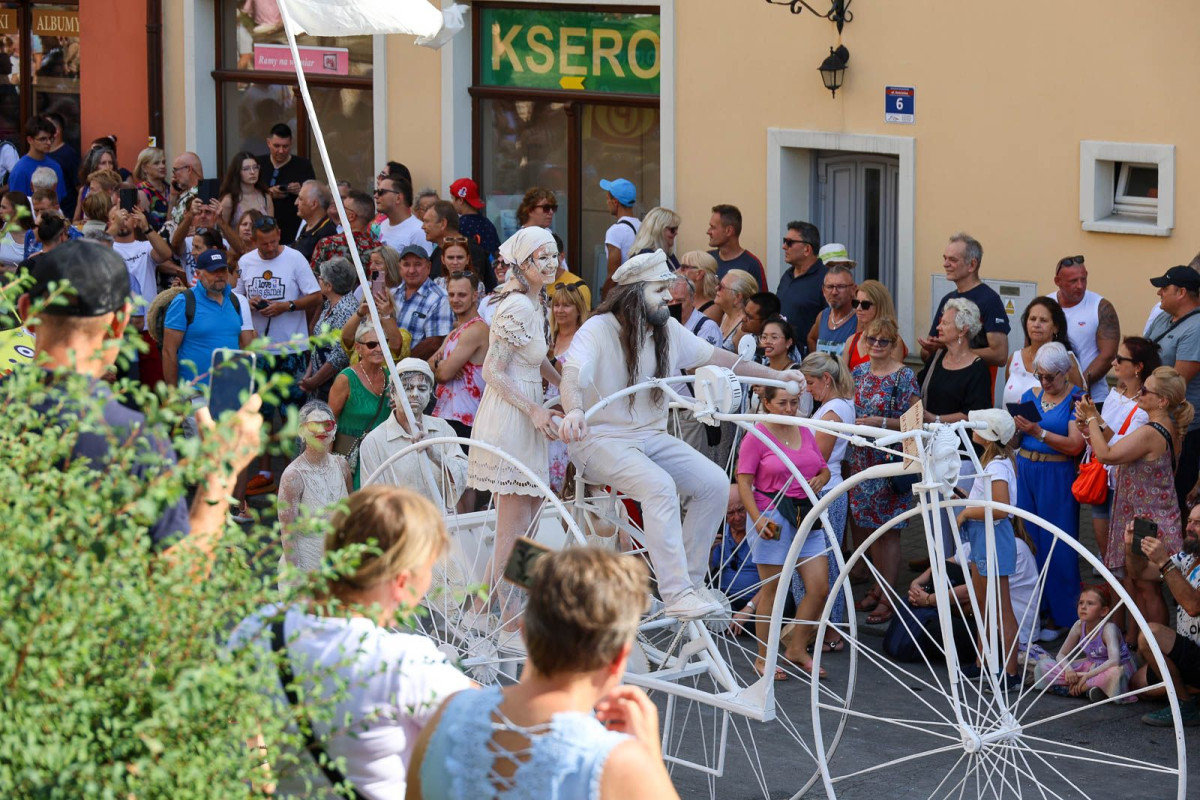Parada glinianych ludzi podczas Święta Ceramiki