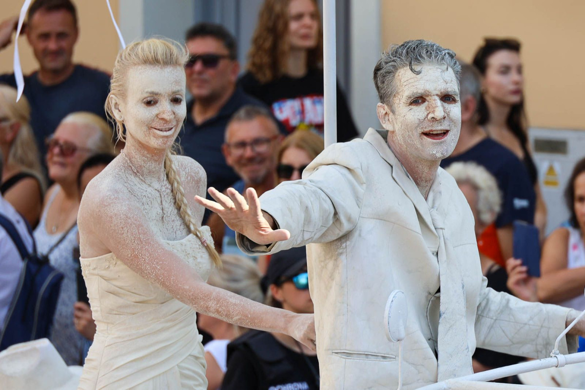 Parada glinianych ludzi podczas Święta Ceramiki