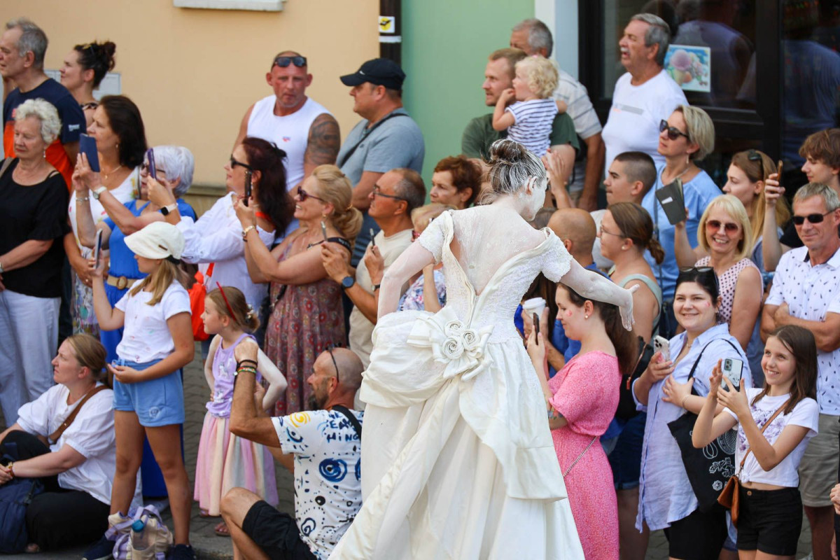 Parada glinianych ludzi podczas Święta Ceramiki