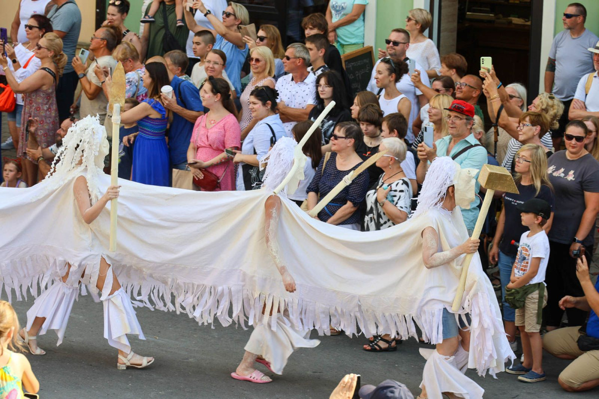 Parada glinianych ludzi podczas Święta Ceramiki