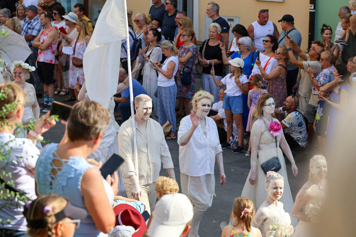 Parada glinianych ludzi podczas Święta Ceramiki