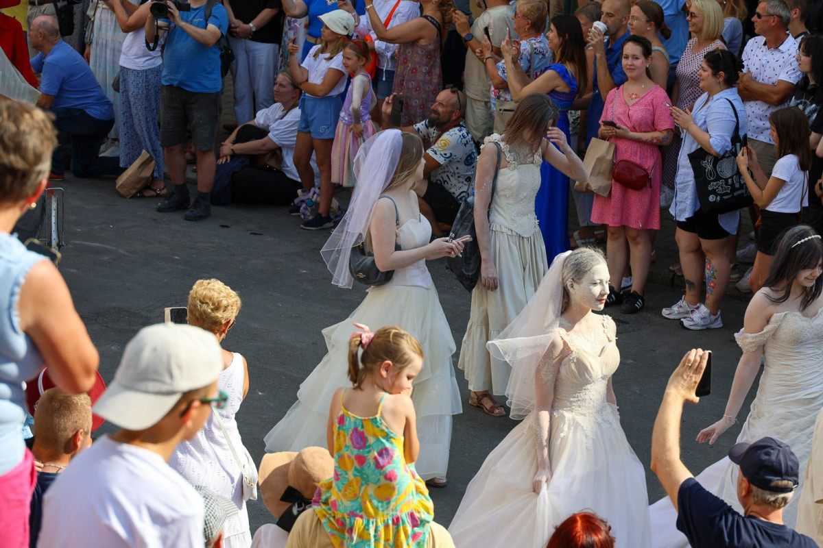 Parada glinianych ludzi podczas Święta Ceramiki