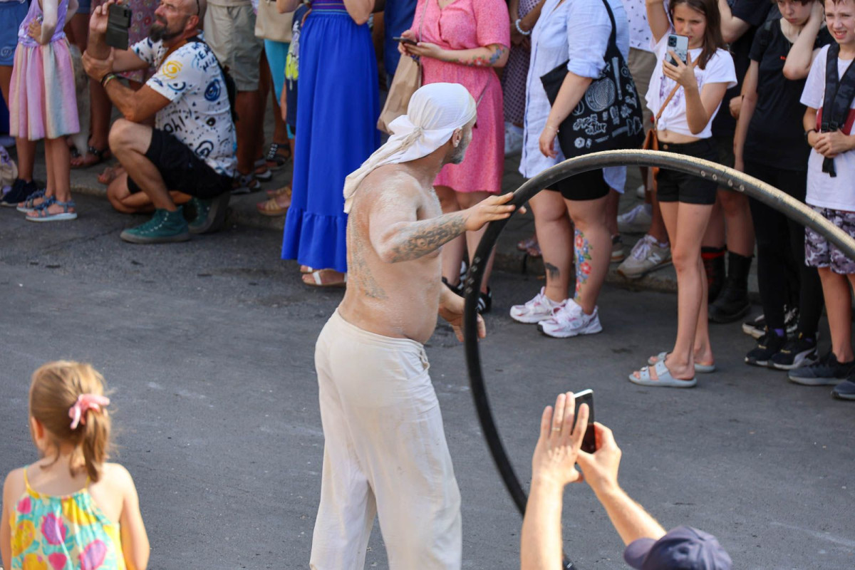 Parada glinianych ludzi podczas Święta Ceramiki