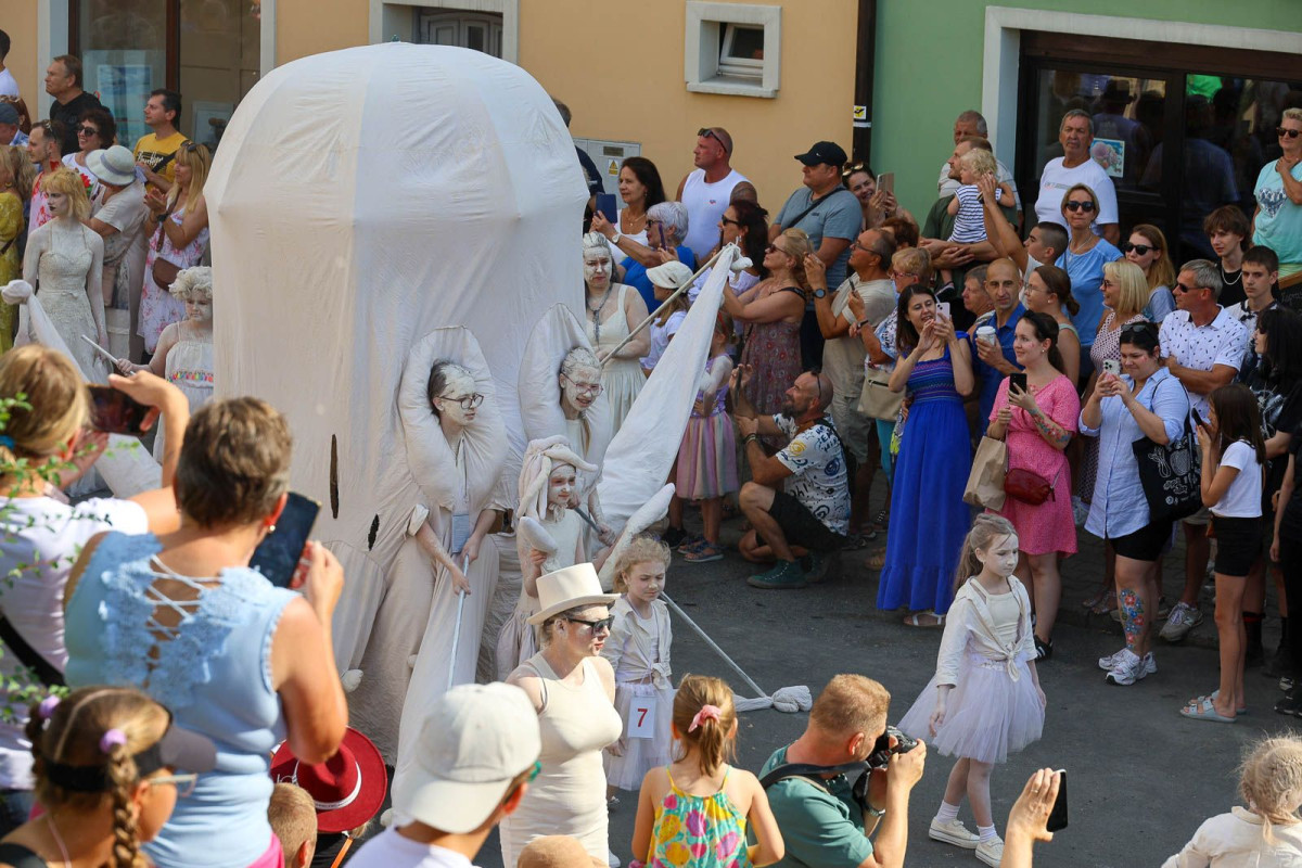 Parada glinianych ludzi podczas Święta Ceramiki