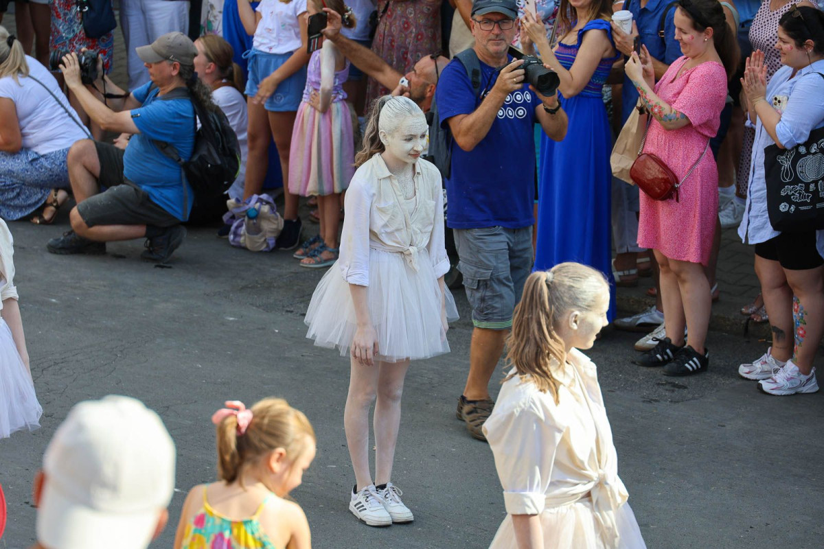 Parada glinianych ludzi podczas Święta Ceramiki