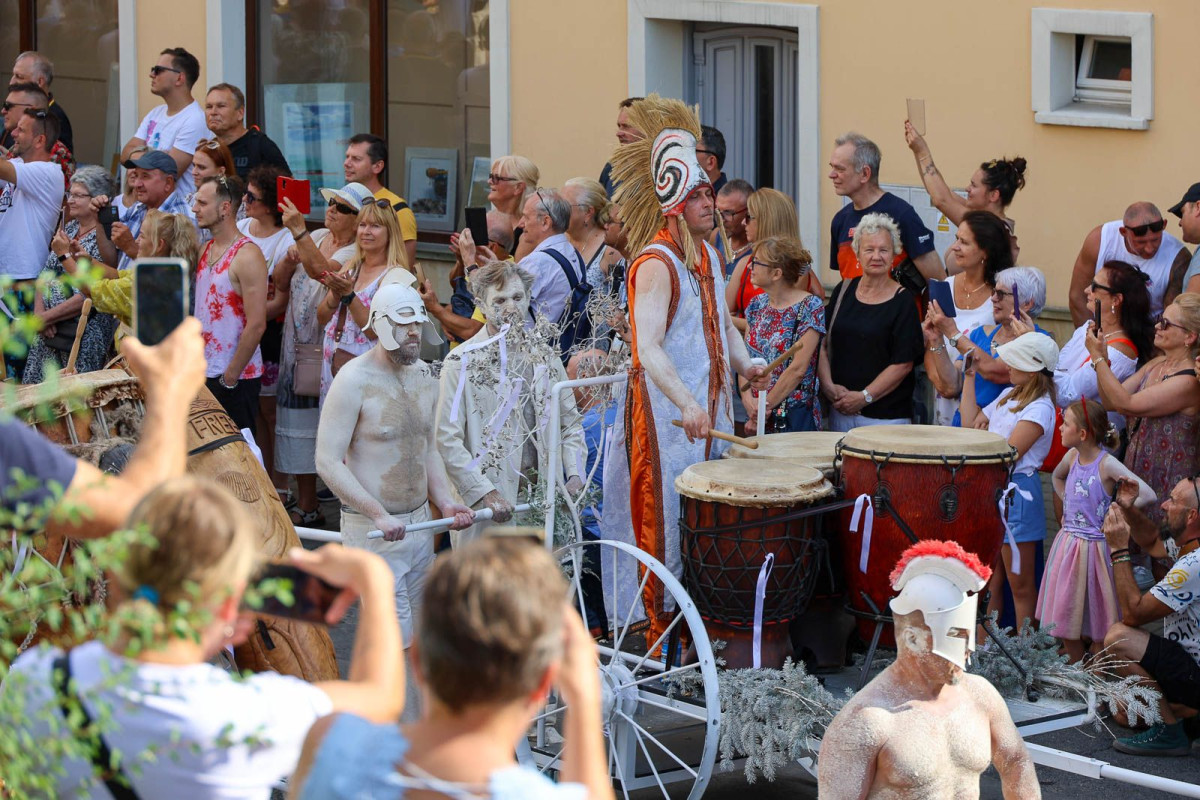 Parada glinianych ludzi podczas Święta Ceramiki