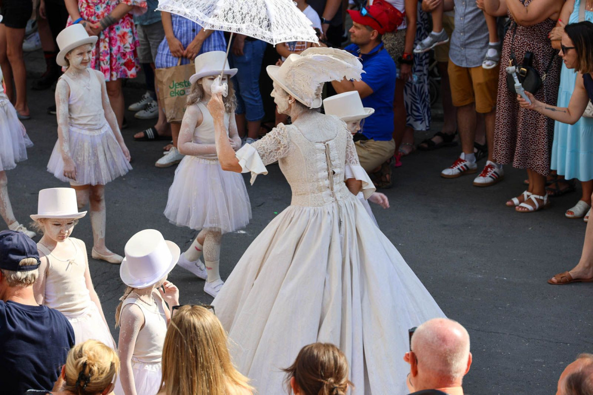 Parada glinianych ludzi podczas Święta Ceramiki
