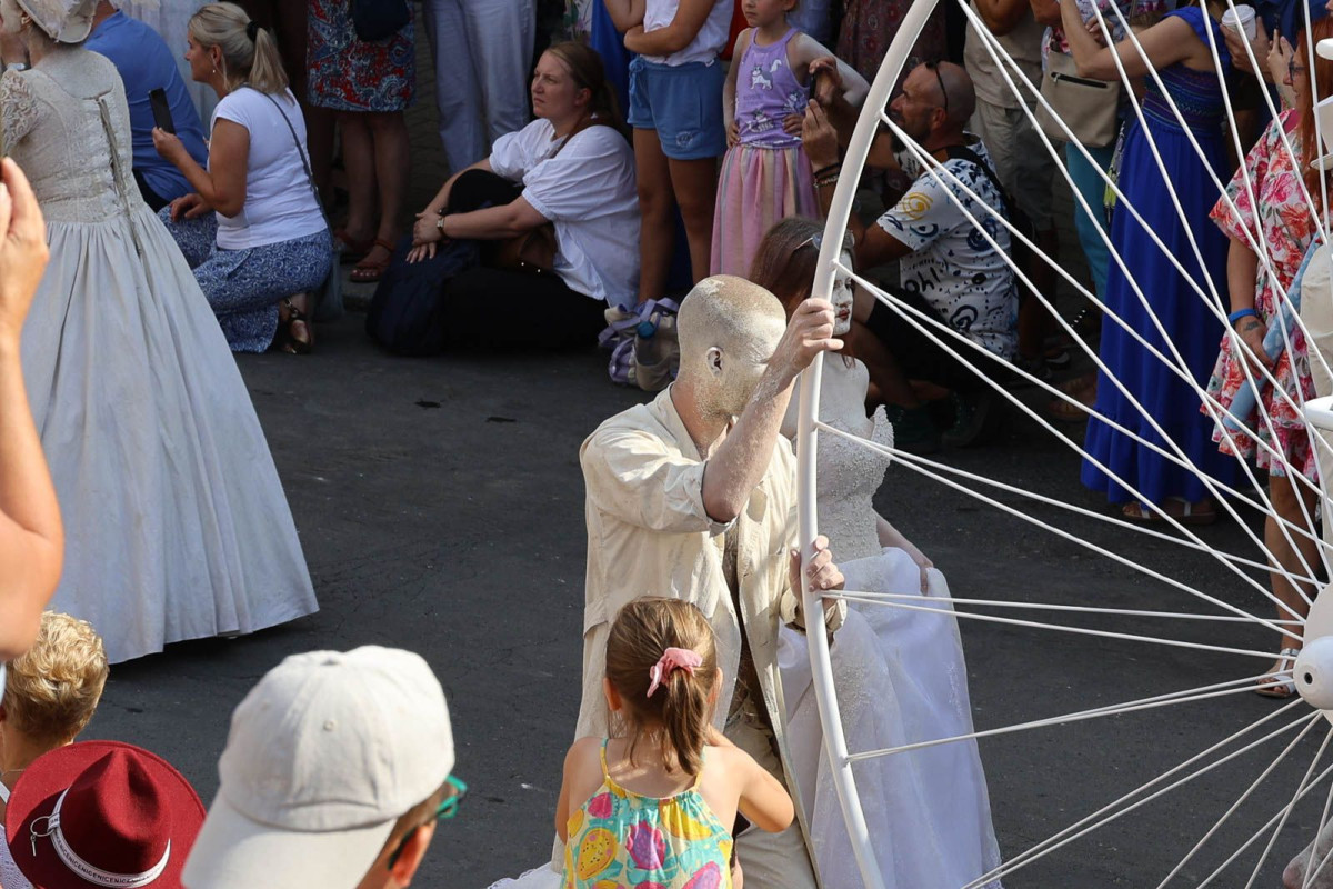 Parada glinianych ludzi podczas Święta Ceramiki