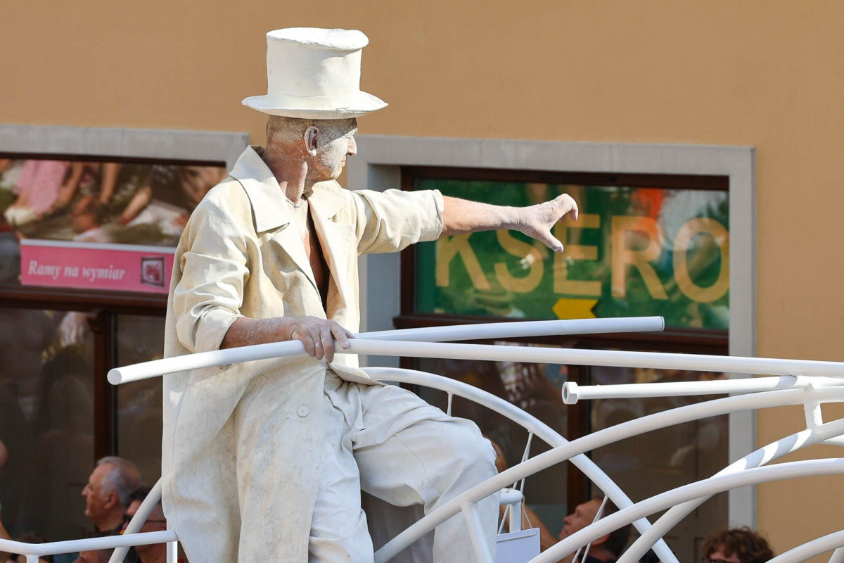 Parada glinianych ludzi podczas Święta Ceramiki