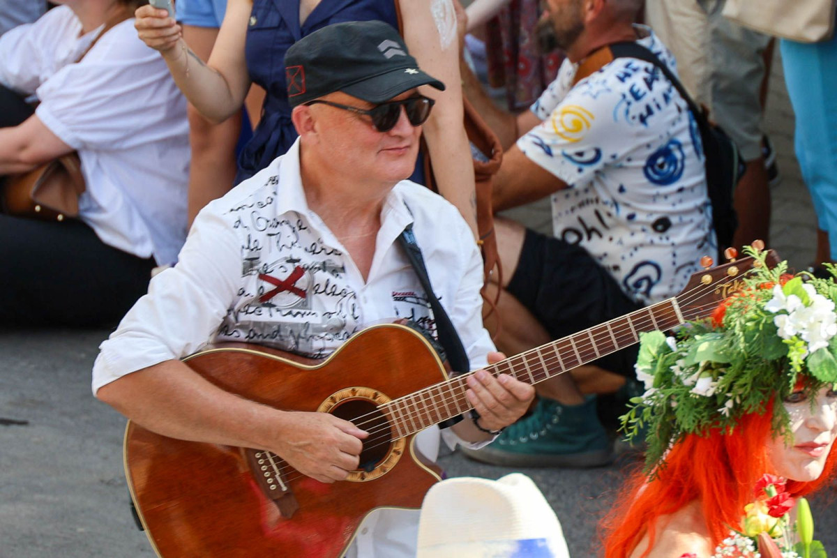 Parada glinianych ludzi podczas Święta Ceramiki