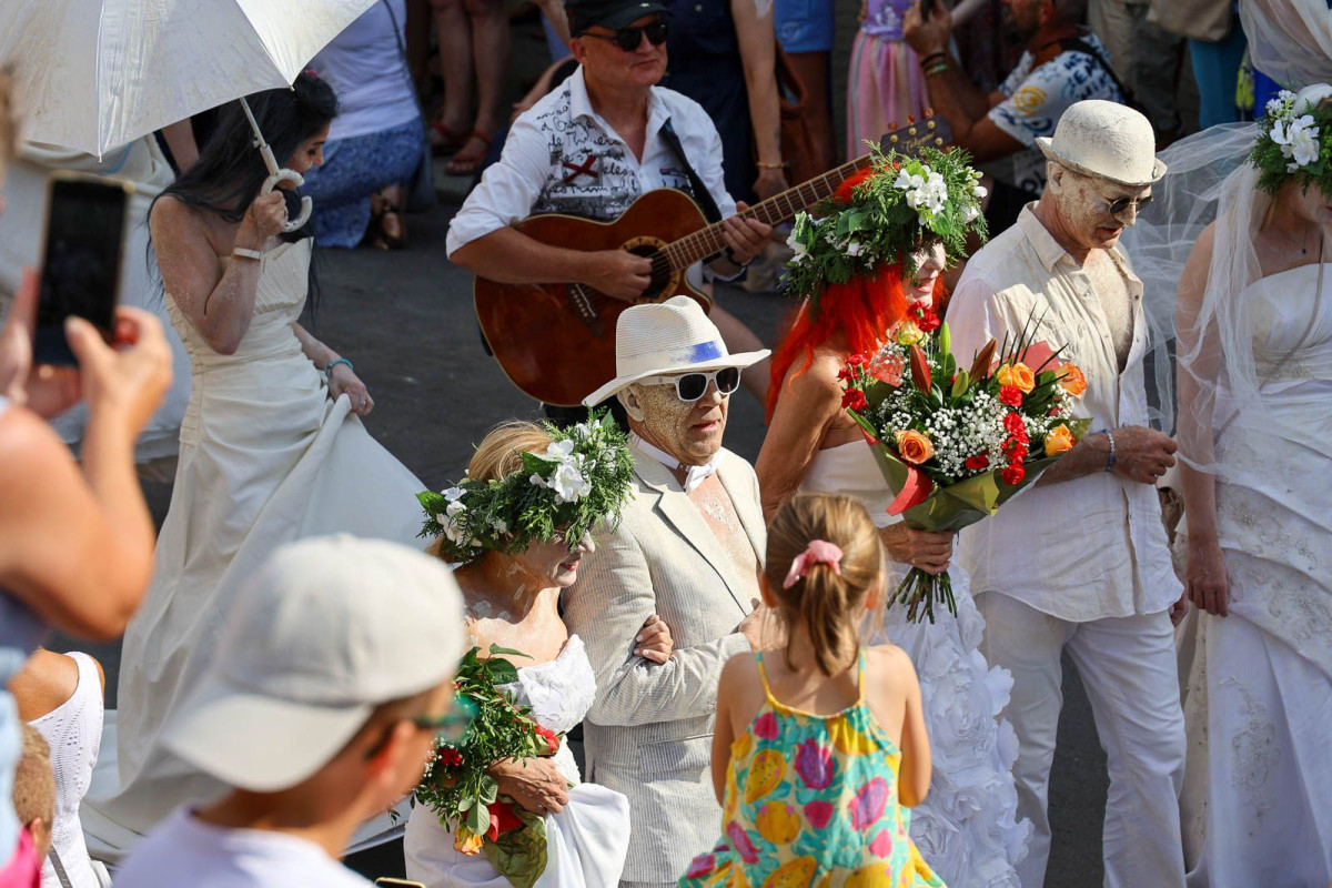 Parada glinianych ludzi podczas Święta Ceramiki