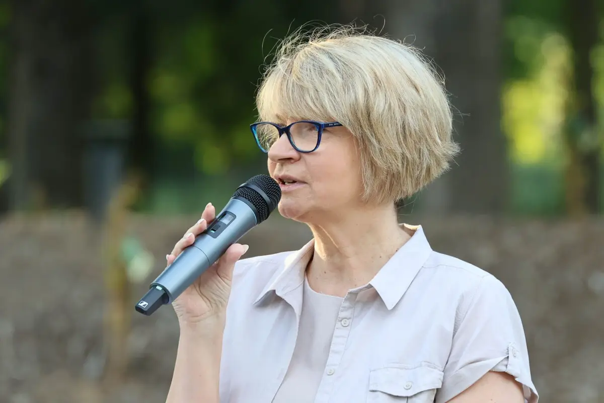 Goście wystawy „Współczesne wzornictwo ceramiki bolesławieckiej” i jubileuszu Bractwa Ceramicznego