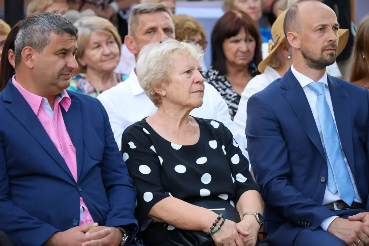Goście wystawy „Współczesne wzornictwo ceramiki bolesławieckiej” i jubileuszu Bractwa Ceramicznego