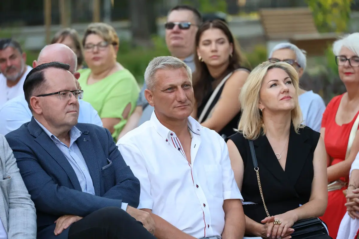 Goście wystawy „Współczesne wzornictwo ceramiki bolesławieckiej” i jubileuszu Bractwa Ceramicznego