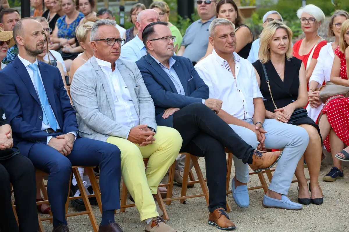 Goście wystawy „Współczesne wzornictwo ceramiki bolesławieckiej” i jubileuszu Bractwa Ceramicznego