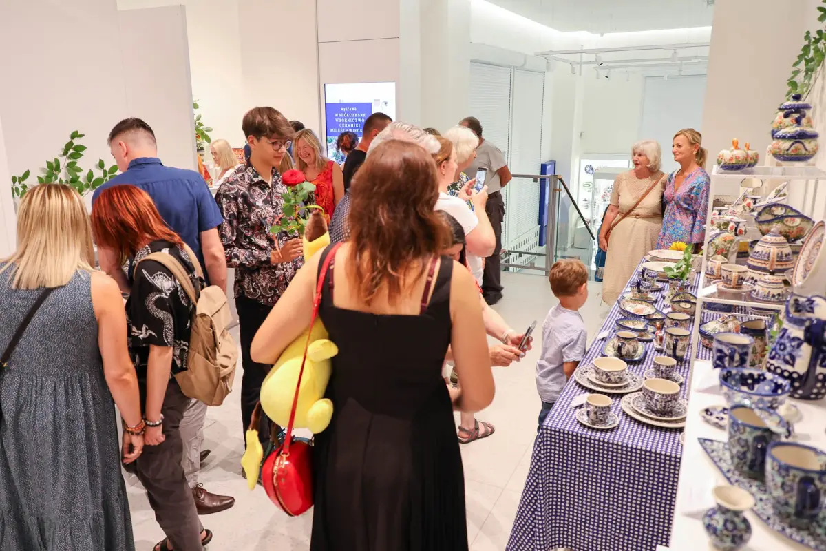 Goście wystawy „Współczesne wzornictwo ceramiki bolesławieckiej” i jubileuszu Bractwa Ceramicznego