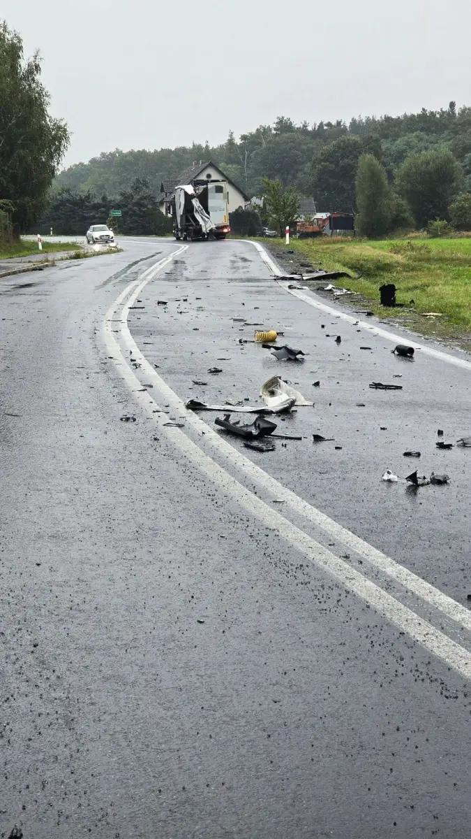 Kolizja dwóch ciężarówek w Kozłowie