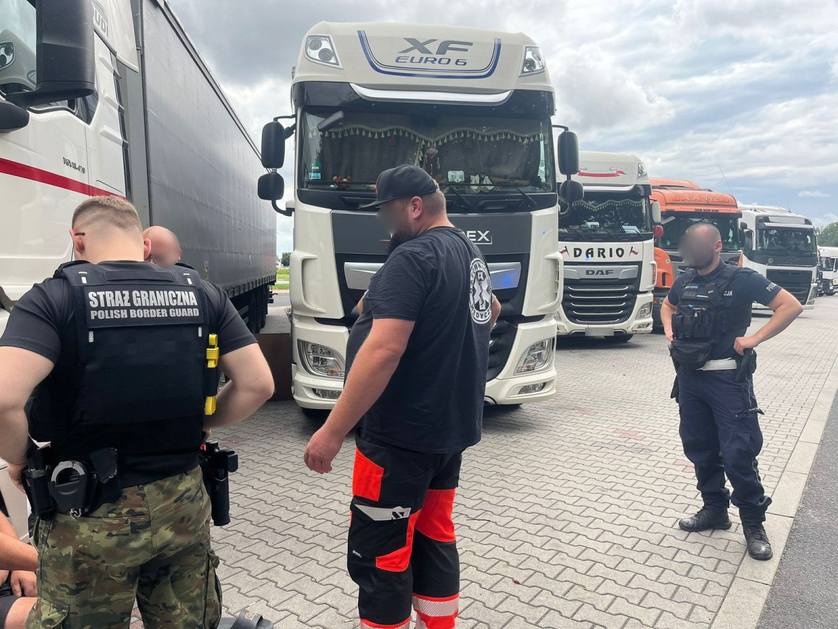 Akcja służb na parkingu przy A4