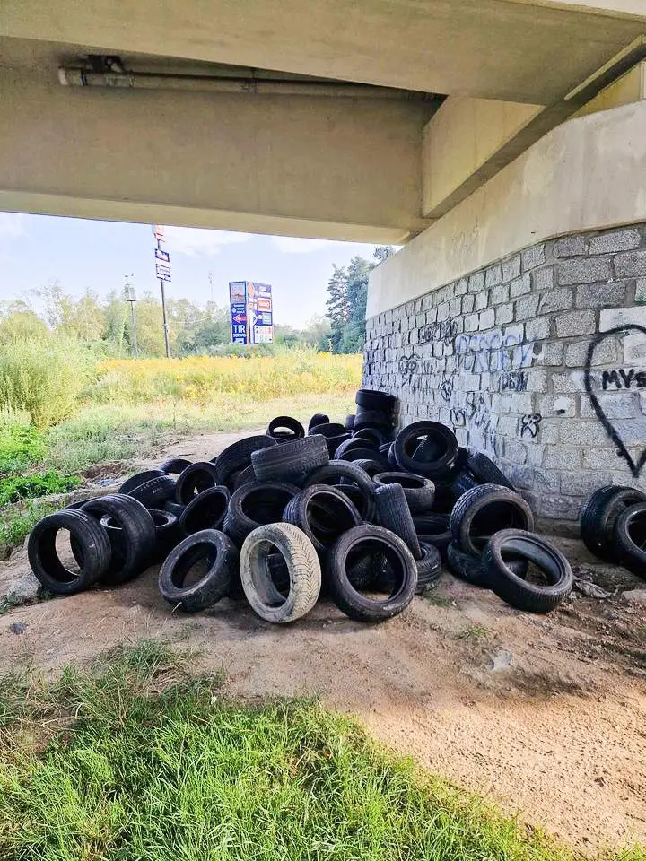 Nielegalne wysypisko opon nad Bobrem