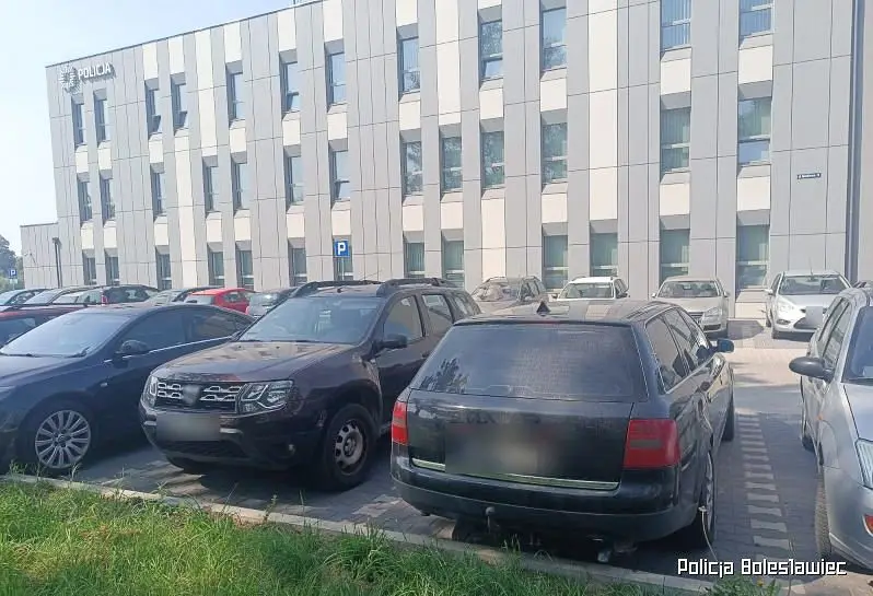 Auta na parkingu przy komendzie i środki odurzające