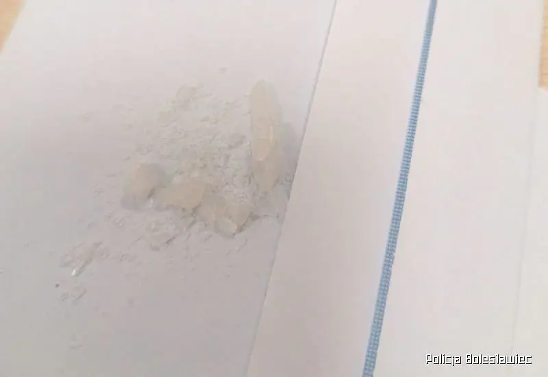 Auta na parkingu przy komendzie i środki odurzające