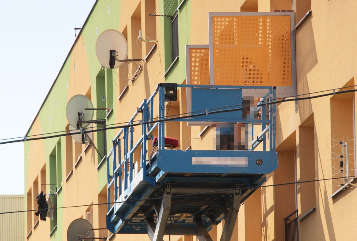 Montaż podwieszanego balkonu przy ulicy Tadka Jasińskiego