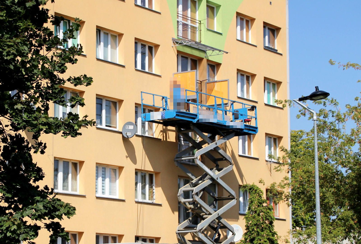 Montaż podwieszanego balkonu przy ulicy Tadka Jasińskiego