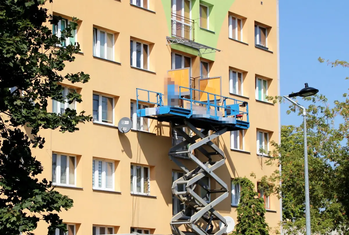 Montaż podwieszanego balkonu przy ulicy Tadka Jasińskiego